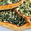 Pide mit Spinat und Schafskäse