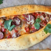 Pide mit Sucuk und Käse
